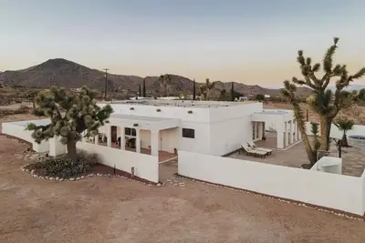 Image de Luxe Desert Retreat: Hot Tub, Cowboy Pool & Outdoor Shower