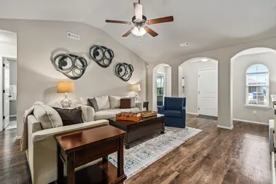 Image de Central & Convenient: Spacious Family Comfort