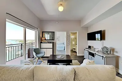 Image de Lovely Water View Condo, Top Floor, Steps to Beach