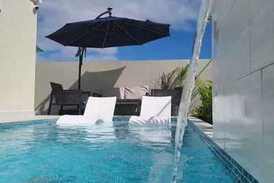 Image de Relaxing three bed, two bath home, private pool, solar, no cleaning fees.