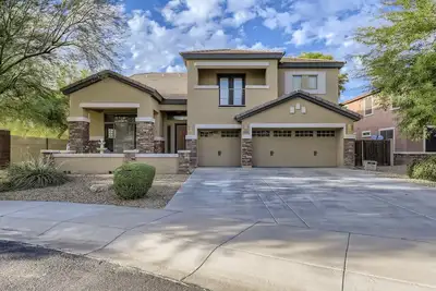 Image de Spacious home in the heart of the West Valley with heated pool and game room