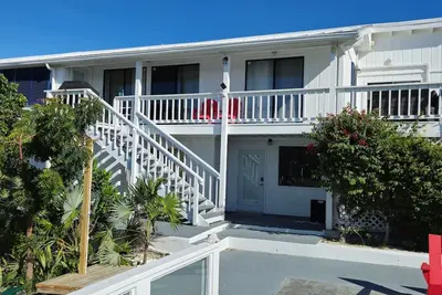 Cheerful 3 bedroom Villa canal front with pool.