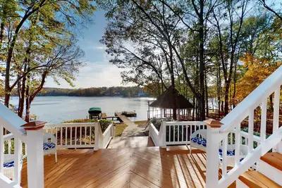 Image de Gorgeous views, deep water, game room