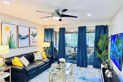 Image de Newly updated Modern 2 Br  Scottsdale Condo.