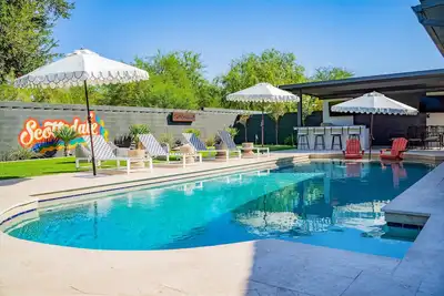 Image de The Oasis: Luxe Heated Pool | Big Backyard | Outdoor Bar & Bbq for Large Groups