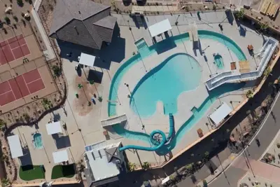 Image de Waterpark with slide, lazy river, pickleball court