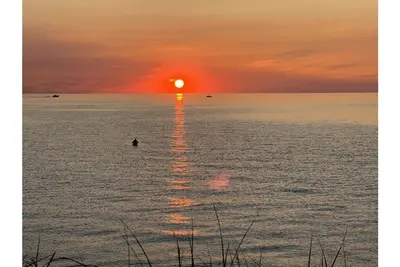 Image de Beautiful garden and Lake Michigan Access Retreat with Private Beach/ Kayak ramp