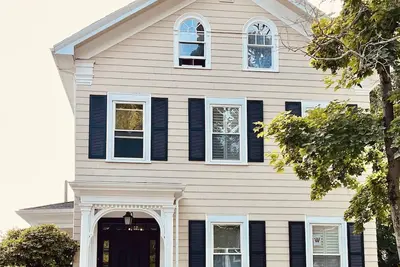 Image de Beautiful condo next to commuter rail into Boston