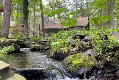 Image de Rustic Rest Log Cabin, with hot tub and trout stream, near Poconos attractions.