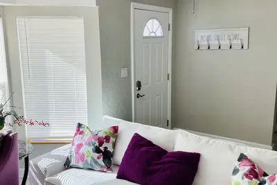 Image de 5 min walk to beach access! Remodeled, Clean, Romantic & Ready for your visit!