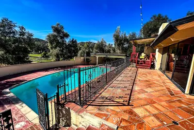 Image de Comfy Spanish style Ranch home in Hemet w\/ hot tub and pool