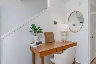 Image de Fully renovated unit beside interstate & hospital!