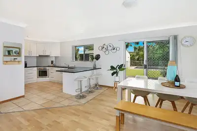 Image de Central Mooloolaba Beach House with 1 bedroom unit attached. . .