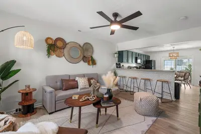 Image de 2-Bedroom BoHo Oasis Townhome