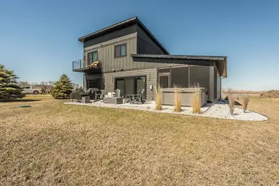 Modern home on Lake Albert with hot tub