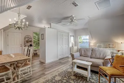 Image de Adorable Dog Friendly Garage Apartment in the Historic District of Old Town!