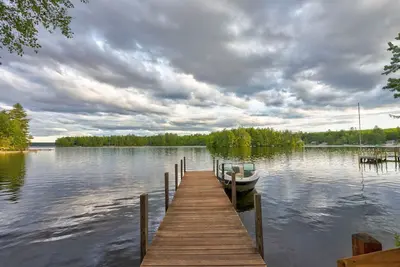 Image de Lake House in Quiet Cove on Lake Winnipesaukee.