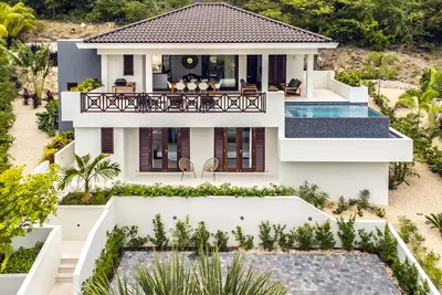 Image de Beautiful new luxurious villa in Caribbean style with pool - 2min walk to beach.