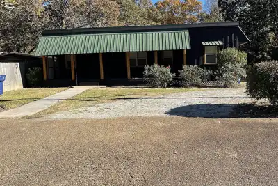 Image de Spacious 3 br home with large covered deck