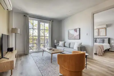 Image de Upscale Dumbo 2br w/ W/D, Roof & Gym, nr TimeOut Building, by Blueground
