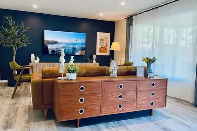 Image de 2 Br Suite, King Bed, Sleeps 5, close to Yyc / U of C