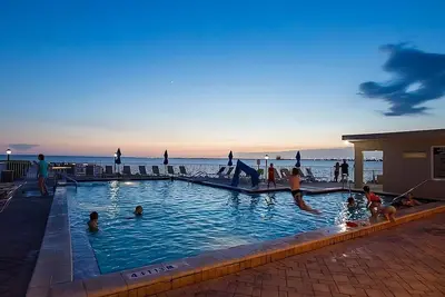 Image de Your Home Away From Home! Onsite Pool, Kitchen, Free Parking