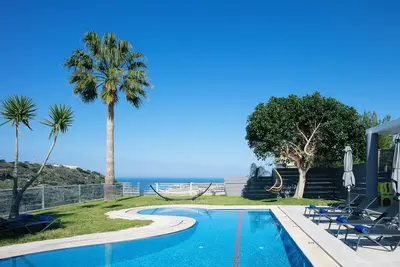 Peace and quiet close to Rethymno beach, beautiful gorge & sea views, kids pool!