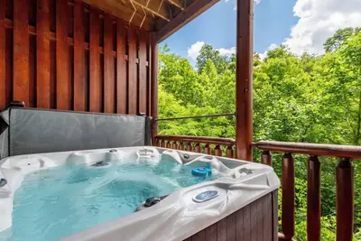 Image de *Huge 3bd with Hot Tub + Pool + Views! Near Town! *