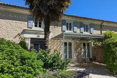 Image de Gîte rénové avec piscine chauffée, sauna, fitness et jardin à Salles-de-Barbezieux