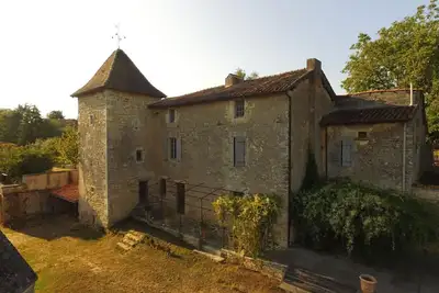 Image de Prieuré restauré avec jardin, charme ancien et commodités modernes, près de l’église à Beaulieu