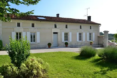 Image de Gîte viticole avec jardin clos, terrasse, jeux et visites de distillerie en Charente