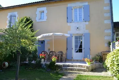 Image de Gîte familial avec jardin au bord de l'eau, terrasses, vélo, jeux, proche Charente, WiFi inclus