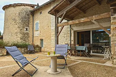 Image de Gîte avec Piscine Chauffée, Jacuzzi et Jardin Privé