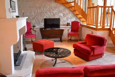 Image de Gîte familial avec piscine chauffée, jardin privé et équipements bébé en pleine propriété viticole.