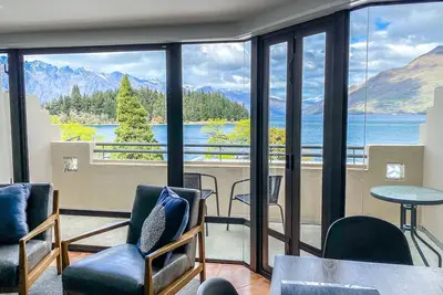 Lakefront Apartment with balcony in Queenstown