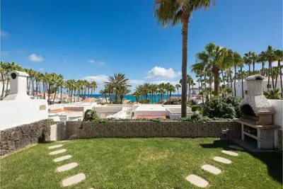 Image de Casa con Jardín y Vista al mar