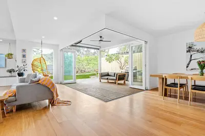 Image de This exquisite, ocean-side abode sleeping 10-11 guests,