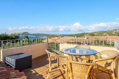 Image de Villa \"George\" avec vue sur la mer, terrasse, Wi-Fi et jardin privés.