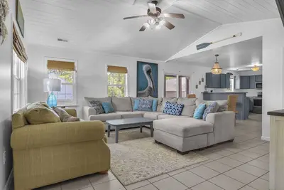 Image de Off The Clock: Quietly Tucked Away, Only Two Minutes From Beach Access