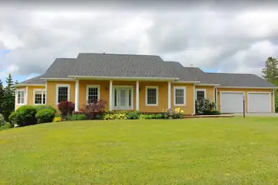 Image de River Front Executive Home Close to Amazing Beaches, Restaurants, & Golf Courses