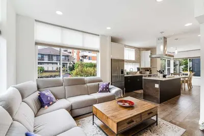 Image de Perch - Traveler's Gem: Walk to Space Needle | 3br/3ba Home w Views