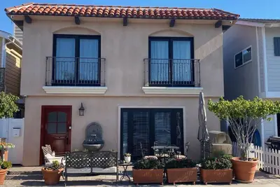 Image de 3 br best location steps to historic Marine Avenue ez off and on the Island
