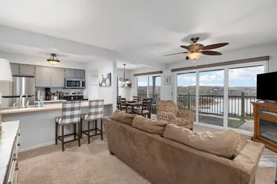 Image de 1mileSDC/LargeDeck/BeautifulLakeView! /OutdoorPool!