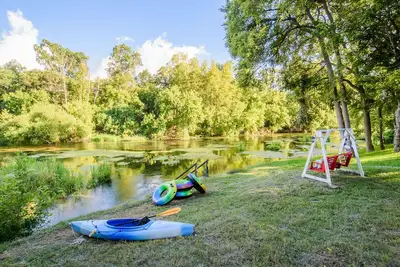 Image de Log Cabin | Guadalupe River | Kayaks | Ping Pong