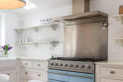 Image de Fully renovated townhouse in heart of Winchester's cathedral streets