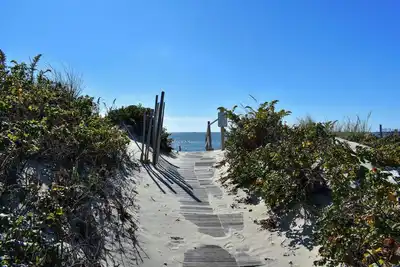 Image de Bright and airy 2 bedroom home, less than 500 feet to shared\/private beach!
