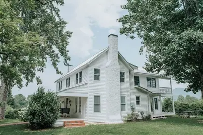 Image de Welcome to Farmhouse on Boxwood! Enjoy fun summer activities each day and night!