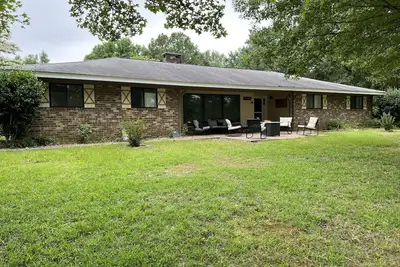 Image de Lakefront retreat, perfect for Alabama or Mississippi State games.
