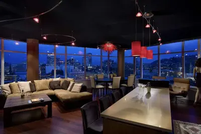 Image de Luxury condo, 240 degree views of Portland and hills.