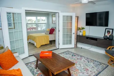 Image de Book now to enjoy waterfront views in Indian Rocks Beach in this chic waterfront condo!